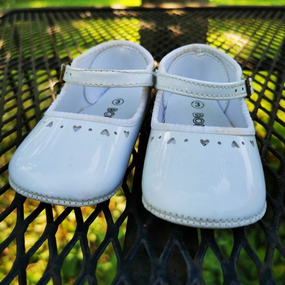 Vintage Zeddy White Faux Patent Leather Baby Shoes with Heart Cut Outs ~ Size 3 - Picture 3 of 16
